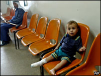 Criança ferida no ataque contra o Hamas após ser atendida no hospital