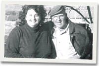 Elen ac Elis o flaen wagen yng ngardd y Ty Capel