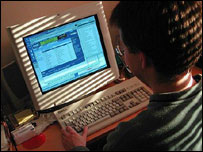 فردی در حال استفاده از رايانه