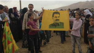 أطفال يحملون صورة عبد الله اوجلان