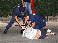 Policiais repreendem torcedor em Albufeira