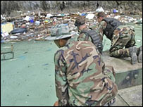 سربازان آمريکايی هنگام جستجو برای اجساد در تايلند 