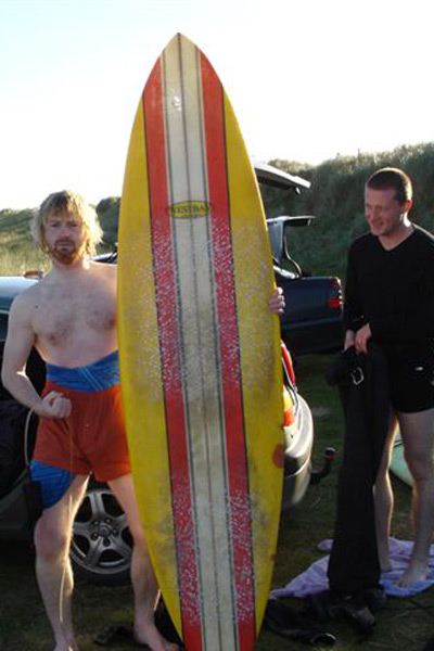 Sig demonstrates the classic 'drawers over the trousers' beach stance. Never easy