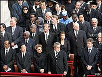 Lula e Marisa, no centro da primeira fila, durante a cerimônia no Vaticano