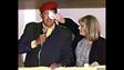 Hugo Chávez discursa na comemoração dos resultados das eleições presidenciais de 2000, enquanto sua mulher, Marisabel Rodríguez, limpa o suor de seu rosto