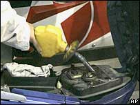 Motorcicleta em posto de gasolina