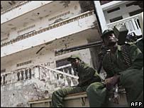 Soldados do governo da Somála na capital do país, Mogadíscio