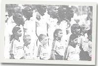 Cameron, trydydd o'r chwith, gyda thîm Ffrainc