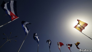 Bandeiras de alguns dos países que participam da Cúpula Ibero-Americana, em Cádis, na Espanha (Foto: Reuters)