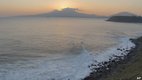 北方四岛中的国后岛(库纳施尔岛资料照片)