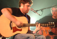 Nathan Williams yn perfformio