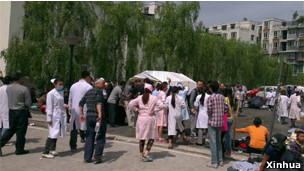 受伤群众在芦山县人民医院接受救治（20/04/2013）