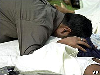 مرد بنگلادشی بر جنازه پدرش سوگواری می کند