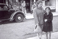 Charlotte Williams yn ferch fach gyda'i mam