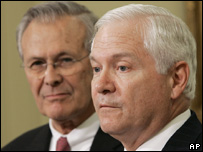 Rumsfeld (ao fundo) e Gates durante o anúncio da renúncia do primeiro na quarta-feira