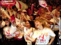 Eleitores do PRI comemoram vitória da sua candidata no Estado de Nuevo León