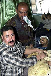 Příbuzní ošetřují muže zraněného při útoku