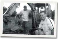 Andrew Jones, warden cefn gwlad partneriaeth Cwm Dulais a David John o Nantycafn yn dechrau ar y gwaith o baratoi llwybrau'r ardd. 