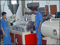 کارگران افغان در يک کارخانه در کابل