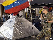 Pessoas acampadas do lado de fora do Conselho Nacional Eleitoral da Venezuela