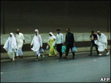 حجاج داخل نفق في مكة