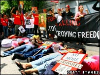 बर्मा में लोकतंत्र समर्थकों का प्रदर्शन