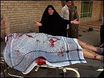 Bağdat'ta saldırı sonucu ölen birinin cesedi (arşiv)