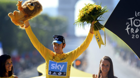 维金斯在巴黎凯旋门前领奖