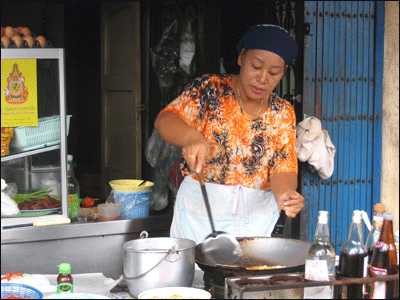 Cô bán hàng tại quán ăn quen thuộc của Hat