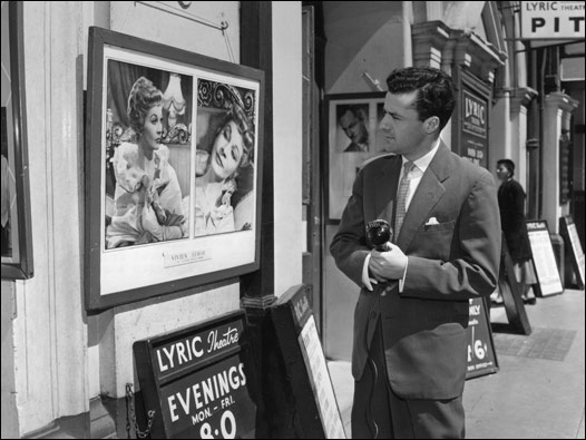 BBC Türkçe yapımcısı Özcan Ergüder, Lyric Tiyatrosu'nun önünde. Fotoğrafta görülen Vivian Leigh, o dönemde Türkiye'deki en meşhur yabancı aktrisler arasındaydı. İki Şehir programının o ayki bölümü Londra'nın Batısı ve İstanbul'un Avrupa yakasını buluşturuyordu. 14/06/1956 © BBC