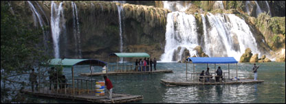 Thác Bản Giốc trong một bức hình chụp đầu năm 2009