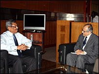 Vijay Nambiar (R) with Gotabhaya Rajapaksa (Defence ministry photo)
