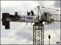 Một số người phản đối trèo lên cần cẩu ở Edinburgh ngày 04.07.2005