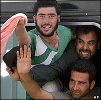 Ônibus com prisioneiros saem de Abu Ghraib