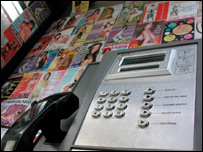 باجه تلفن که در آن فحشا تبليغ شده است