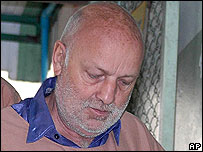 Ông Oliver Jufer trước tòa nhận đã phun sơn lên chân dung nhà vua