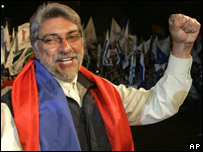 Fernando Lugo acena durante o encerramento da campanha, na quinta-feira