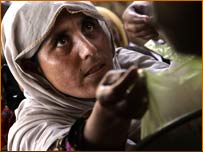 इस्लामाबाद में भोजन माँगती एक महिला