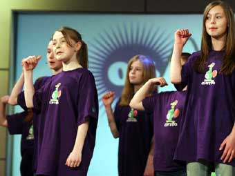 Disgyblion Ysgolion Sir Ddinbych yn seremoni agoriadol Eisteddfod yr Urdd 2006.