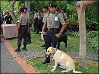 Cảnh sát canh gác cho hội nghị