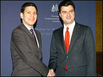 Sekretari Miliband dhe ministri Basha