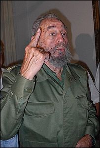 Fidel acostumbra a tocar a sus interlocutores, los toma del brazo o se les apoya en el hombro (Foto: Raquel Pérez)