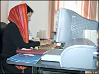 یک زن جوان در یک اداره پشت کامپیوتر، عکس از راحله عسگر زاده