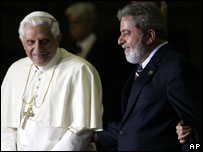 O papa Bento 16 foi recepcionado pelo presidente Luiz Inácio Lula da Silva na base aérea, em São Paulo