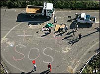 Lidé evakuovaní na ulici