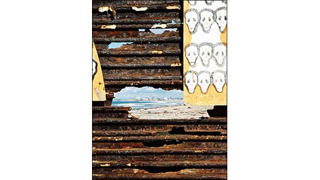 A través de un orificio de la cerca se ve San Diego, California. La cerca se extiende por el mar. Foto: María Teresa Fernández