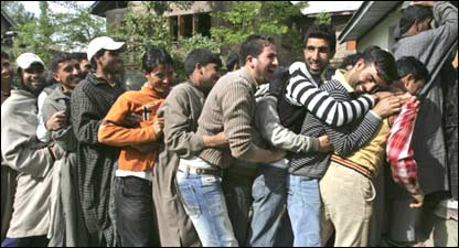 भारत प्रशासित कश्मीर में कहीं मतदाताओं में उत्साह था तो कहीं विरोध प्रदर्शन हुए