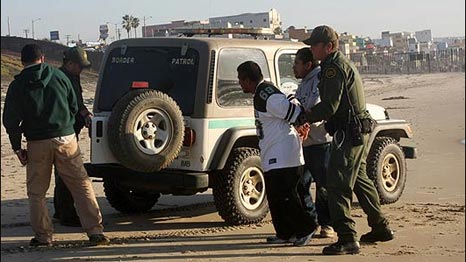 Un inmigrante es detenido. Foto: María Teresa Fernández