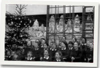 Côr yr ysgol yn diddanu'r gwesteion 