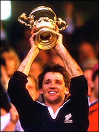 David Kirk yn codi Cwpan Webb Ellis